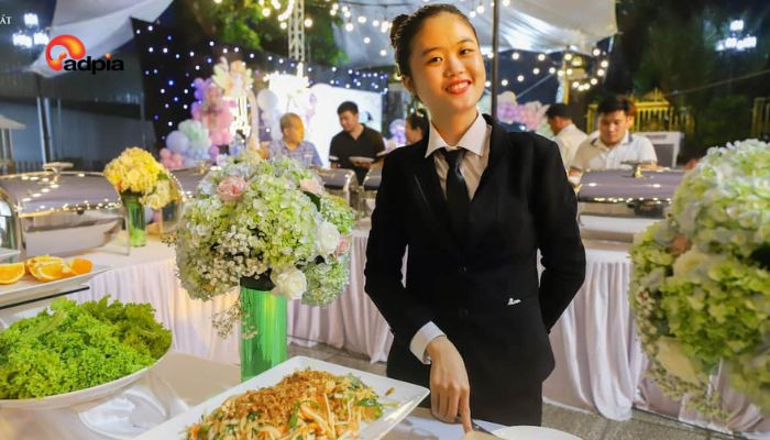 Phục vụ liên hoan, hội nghị, tiệc cưới